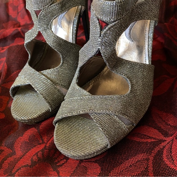 Nina Silver Platform Sandals with 4” Heels, Size 8.5 - Picture 5 of 7